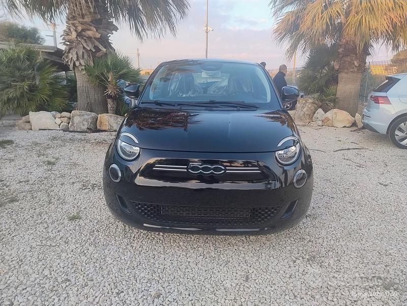 Nuova Fiat 500e Tech 86 kW (118 CV) 2025 Nero Berlina