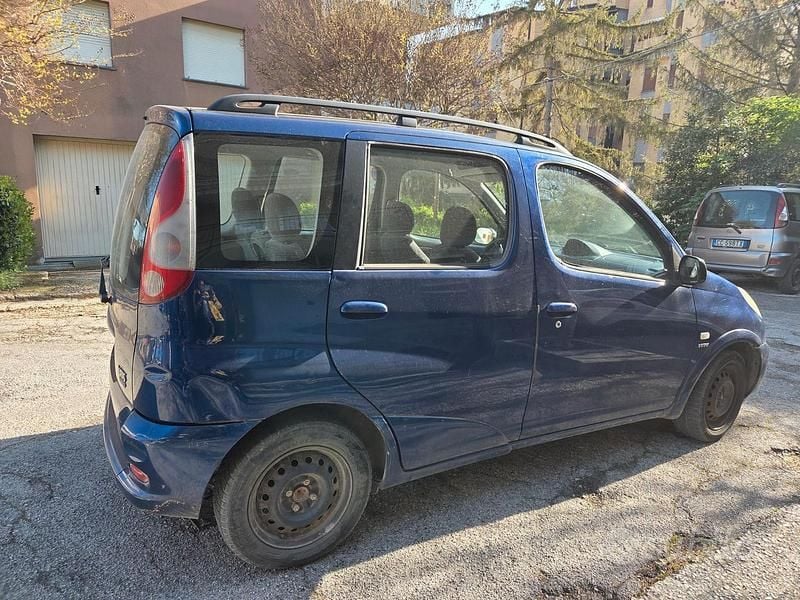 Usata Toyota Yaris 86 CV (63 kW) 2001 Blu Station wagon