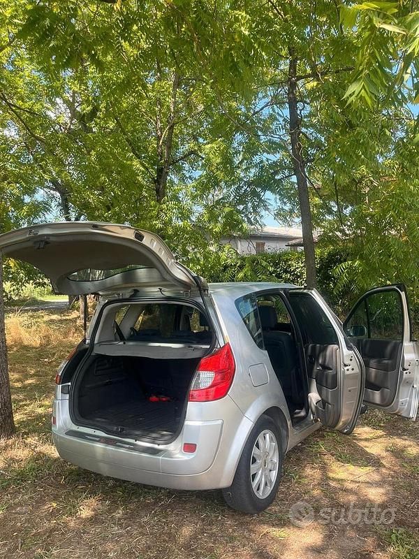 Usata Renault Scénic II 130 CV (95 kW) 2007 Grigio Monovolume