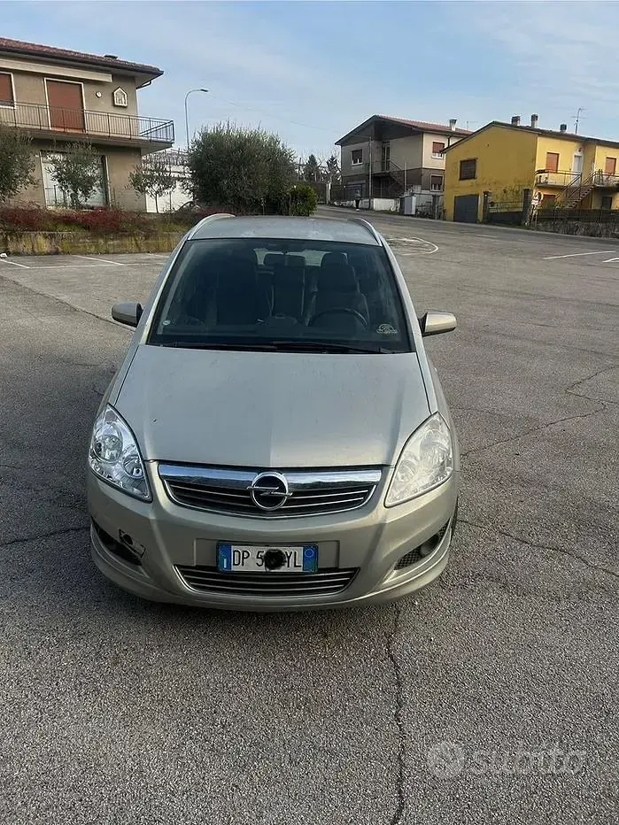 Usata Opel Zafira 2008 Grigio Monovolume