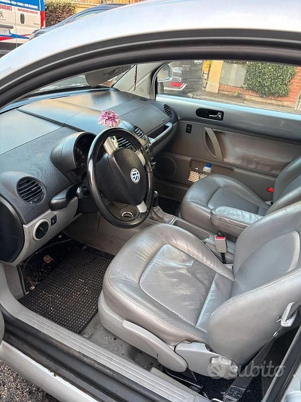 Usata VW New Beetle 90 CV (66 kW) 2000 Grigio Utilitaria