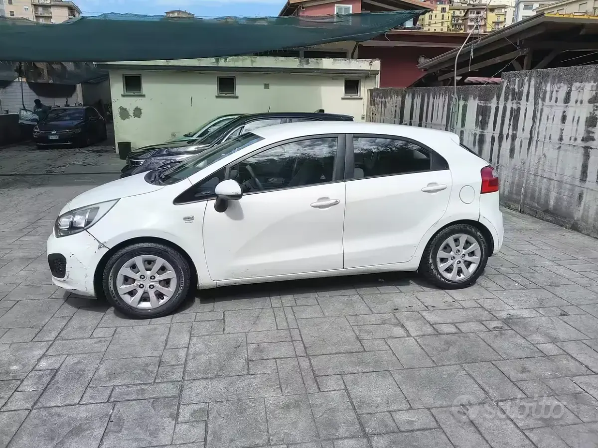 Usata Kia Rio 75 CV (55 kW) 2011 Bianco Berlina