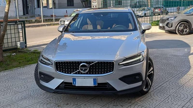 Usata Volvo V60 CC Business Edition 197 CV (144 kW) 2021 Argento Station wagon