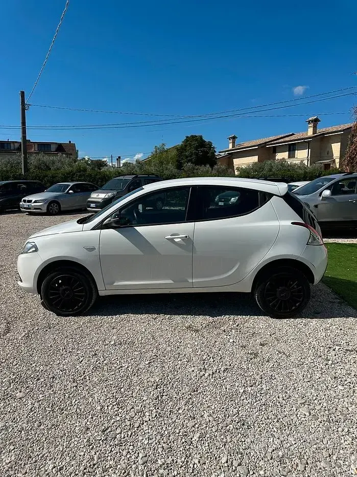 Usata Lancia Ypsilon 80 CV (58 kW) 2013 Bianco Utilitaria