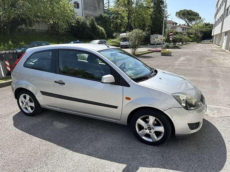 Usata Ford Fiesta Ghia 68 CV (50 kW) 2007 Grigio Utilitaria