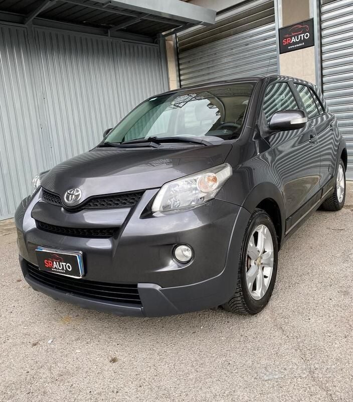 Grigio Usata 2010 Toyota Urban Cruiser Luxury SUV | 6500 € (Buon prezzo) - Immagine 1/4