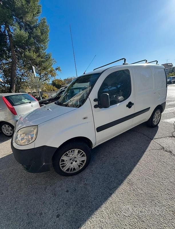 Begagnad Fiat Doblò 75 HK (55 kW) 2007 Vit Minibuss