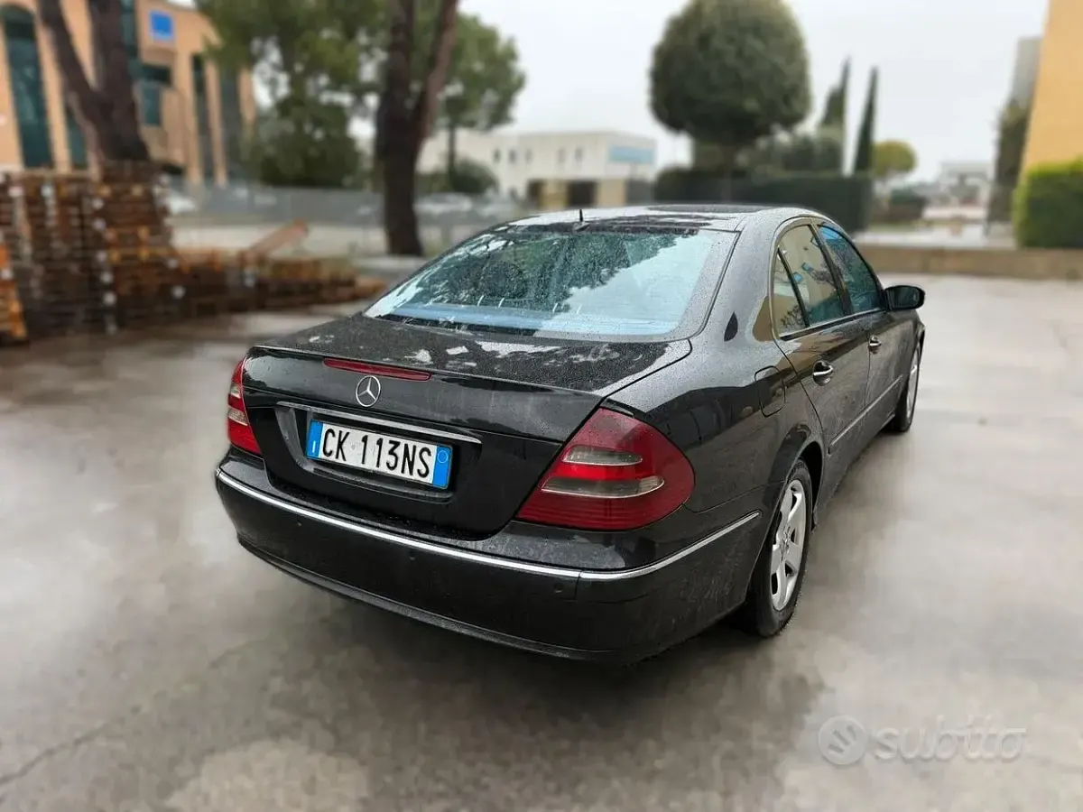 Usata Mercedes E220 Avantgarde 150 CV (110 kW) 2005 Nero Berlina