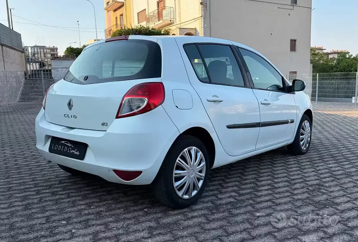 Usata Renault Clio II Dynamique 75 CV (55 kW) 2011 Bianco Berlina