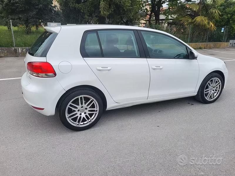 Usata VW Golf VI 80 CV (58 kW) 2011 Bianco Utilitaria