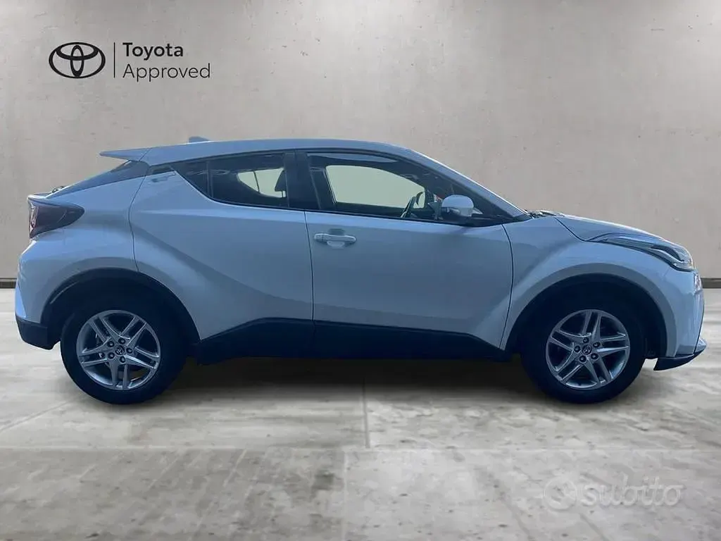 Usata Toyota C-HR Active 122 CV (89 kW) 2023 Bianco SUV