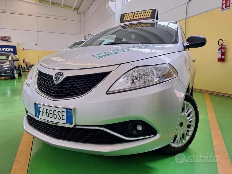Usata Lancia Ypsilon Gold 69 CV (50 kW) 2017 Argento Utilitaria
