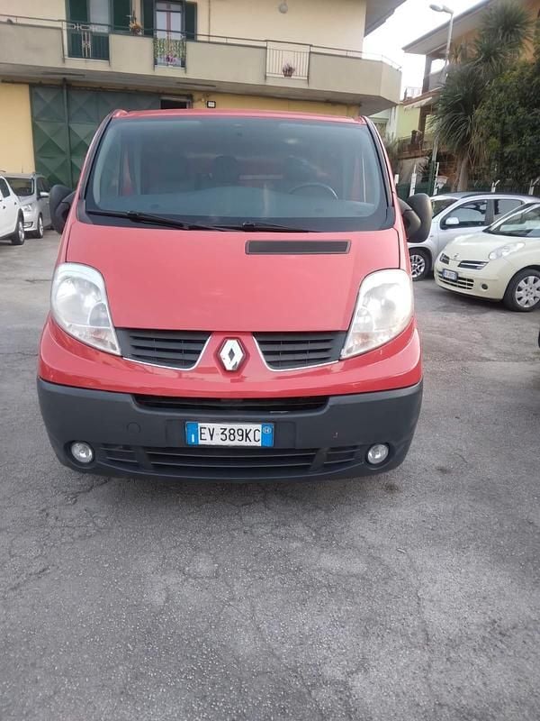 Usata Renault Trafic 114 CV (83 kW) 2014 Rosso Monovolume