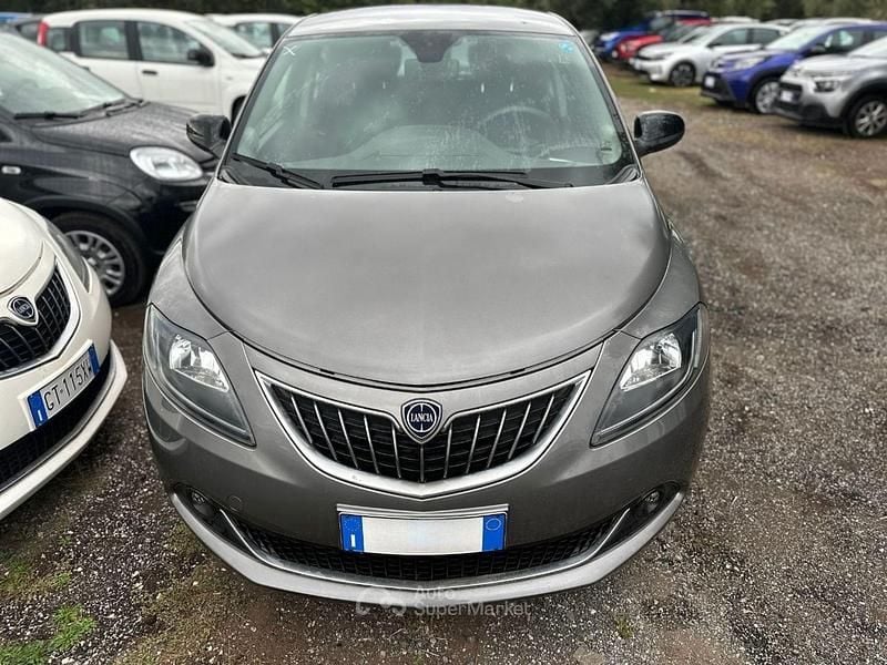 Begagnad Lancia Ypsilon S 70 HK (51 kW) 2024 Grå Halvkombi