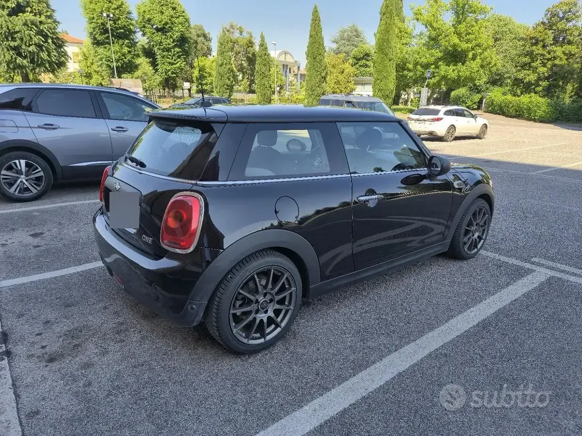 Usata Mini ONE 75 CV (55 kW) 2017 Utilitaria