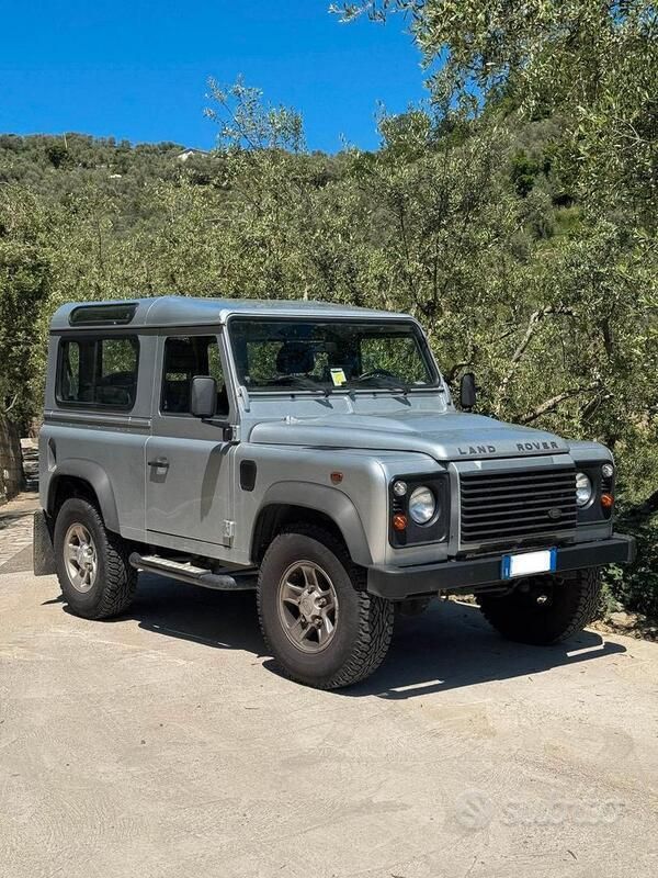Argento Usata 2014 Land Rover Defender SUV | 34.200 € - Immagine 1/4