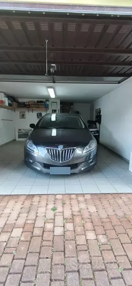 Usata Lancia Delta 120 CV (88 kW) 2012 Grigio Utilitaria