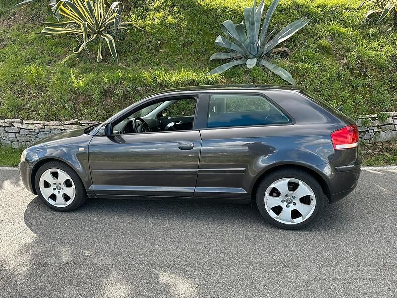 Grigio Usata 2005 Audi A3 Ambition Tre volumi | 2600 € (Buon prezzo) - Immagine 1/4