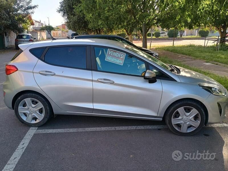 Grigio Usata 2018 Ford Fiesta Due volumi | 10.000 € (Buon prezzo) - Immagine 1/4