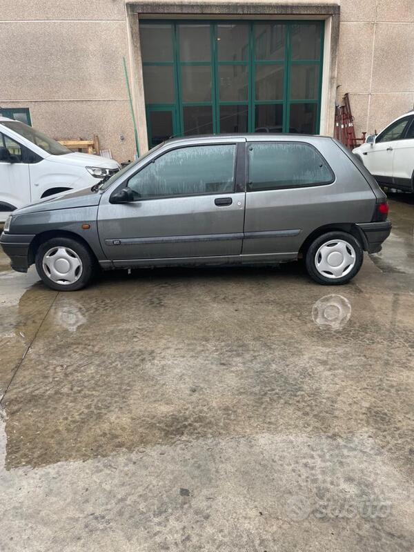 Usato 1996 Renault Clio 1.1 Benzin 48 CV (900 €)