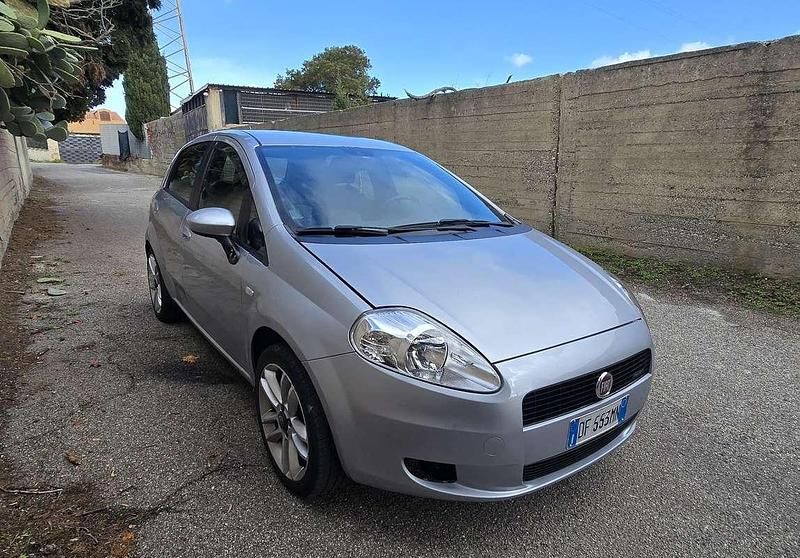 Usata Fiat Grande Punto Dynamic 90 CV (66 kW) 2007 Grigio Utilitaria