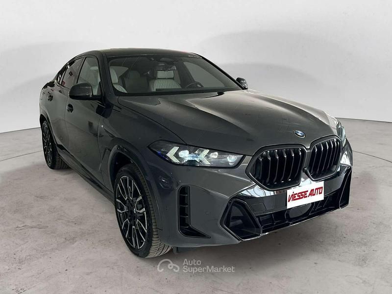Usata BMW X6 M Sport 298 CV (219 kW) 2024 Grigio metallizzato SUV