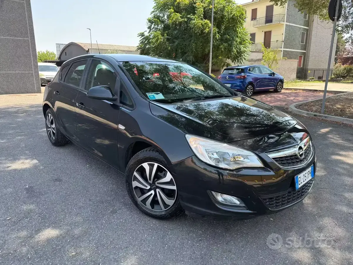 Usata Opel Astra Cosmo 140 CV (102 kW) 2012 Nero Berlina