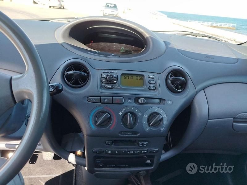 Usata Toyota Yaris 75 CV (55 kW) 2002 Grigio Utilitaria