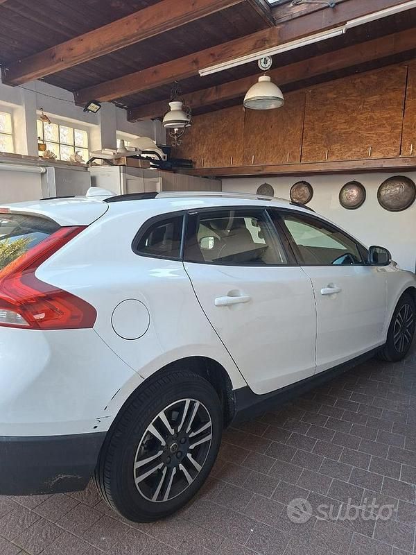 Usata Volvo V40 CC Business Edition 120 CV (88 kW) 2018 Bianco Station wagon