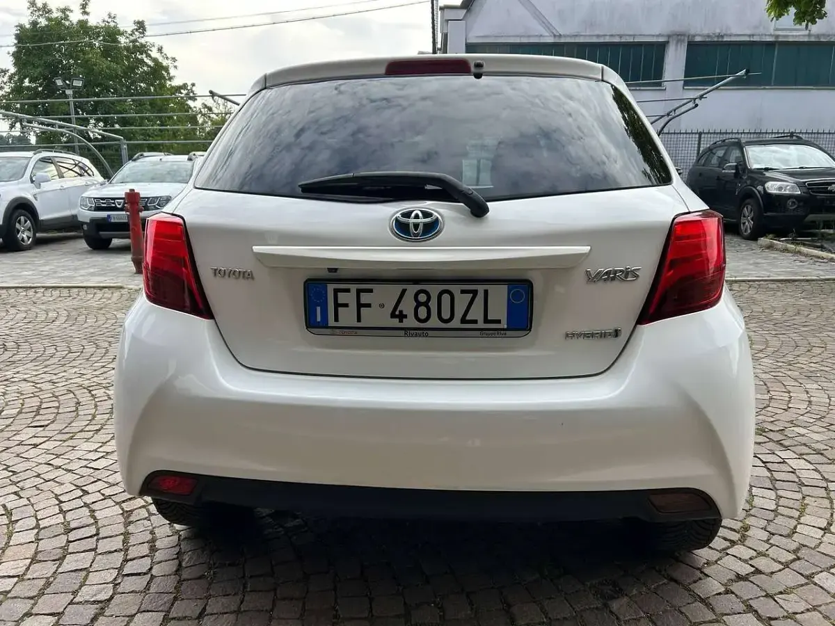 Usata Toyota Yaris Hybrid Edition 73 CV (53 kW) 2016 Bianco Berlina