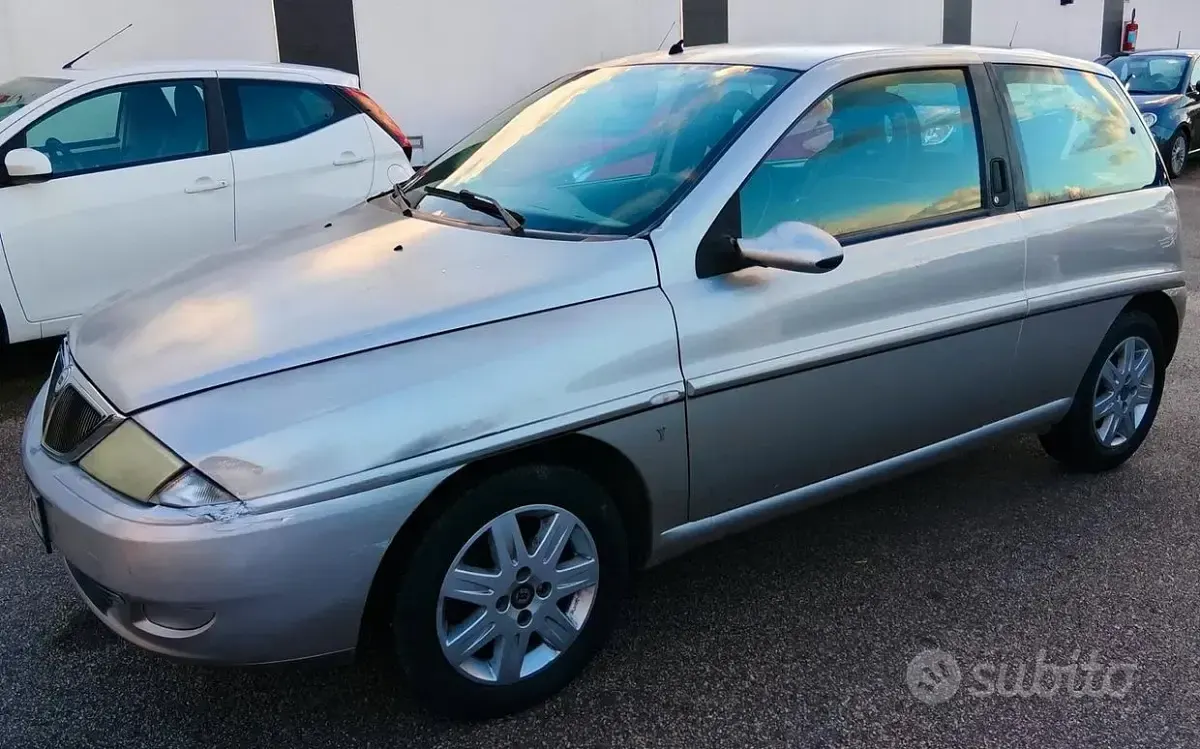 Begagnad Lancia Ypsilon 80 HK (58 kW) 2002 Grå Halvkombi