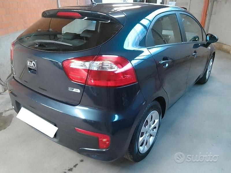 Usata Kia Rio 84 CV (61 kW) 2016 Blu Utilitaria