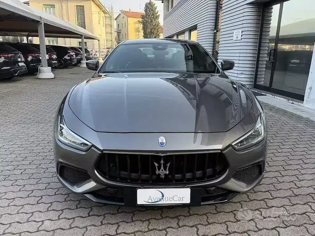 Usata Maserati Ghibli 330 CV (242 kW) 2022 Grigio / metallizzato Berlina