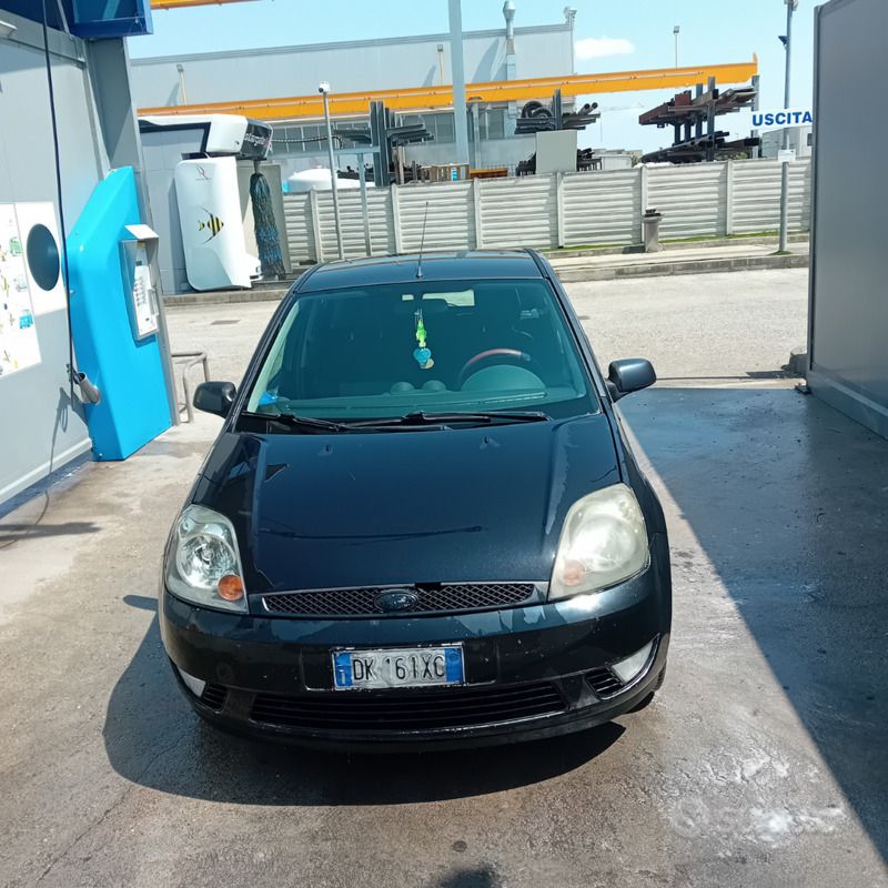 Usata Ford Fiesta 68 CV (50 kW) 2007 Grigio Utilitaria