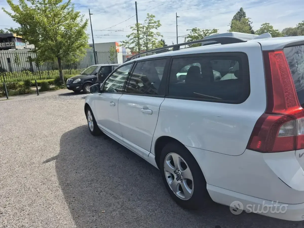 Usata Volvo V70 Momentum 136 CV (100 kW) 2008 Bianco Station wagon