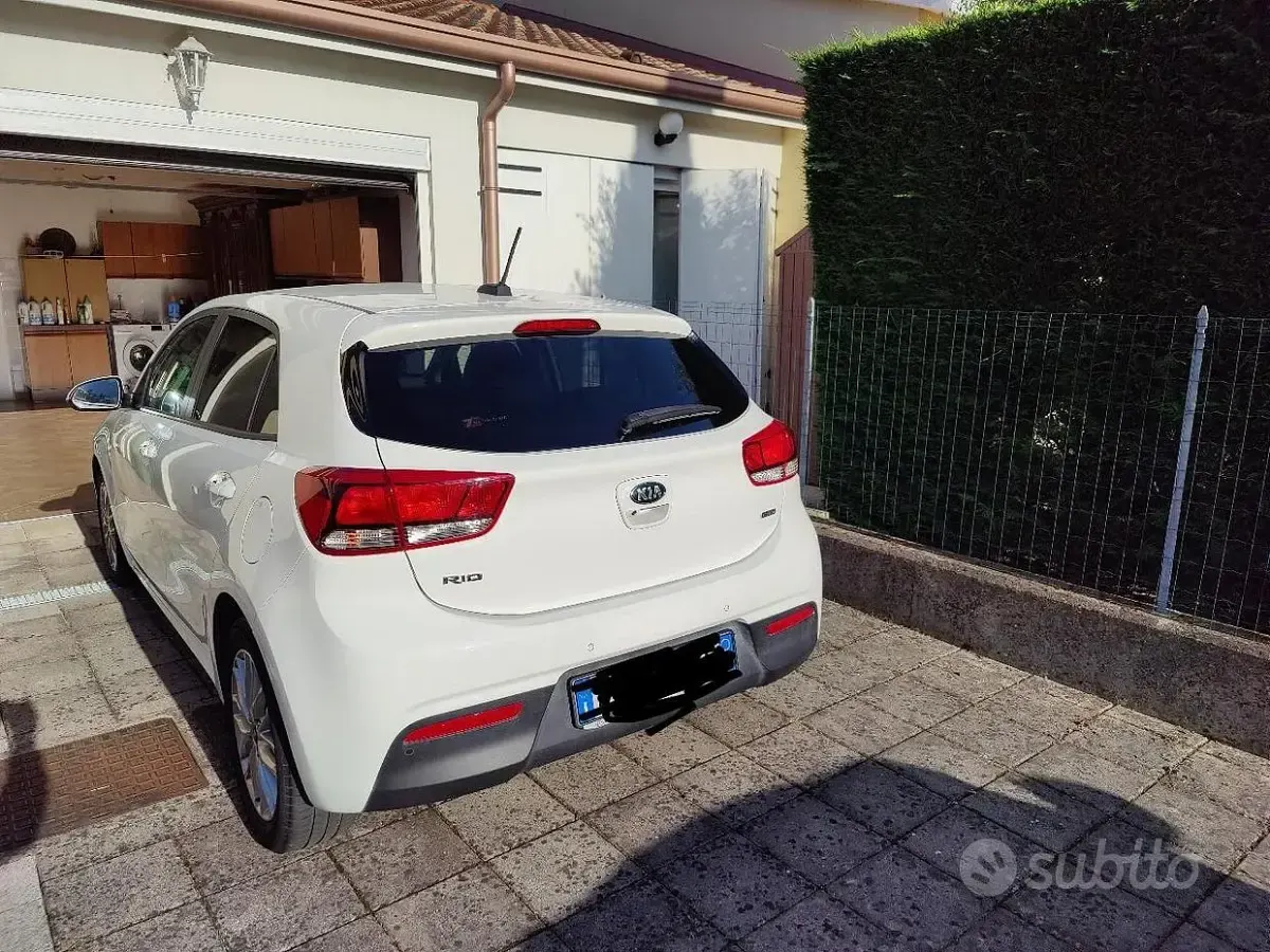 Usata Kia Rio 90 CV (66 kW) 2017 Bianco Berlina