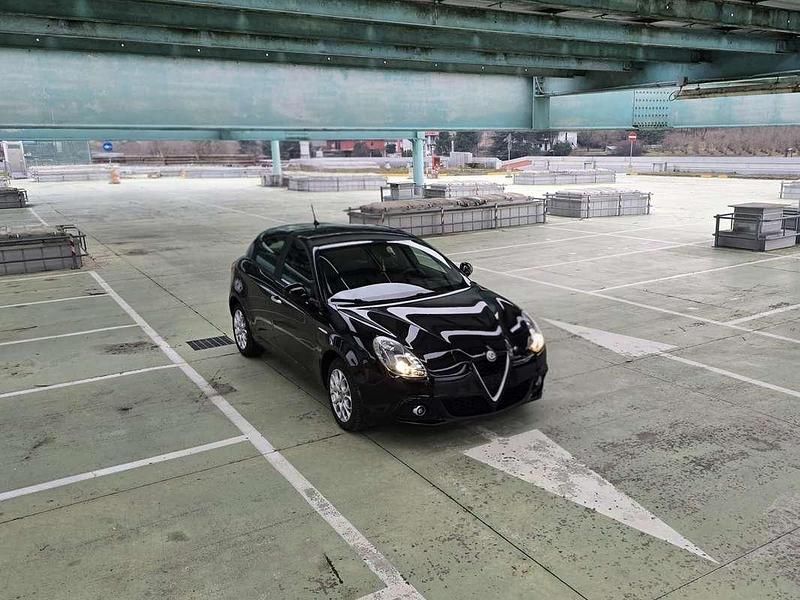 Usata 2019 Alfa Romeo Giulietta Tech Edition Tre volumi | 16.000 € (Cara) - Immagine 1/4