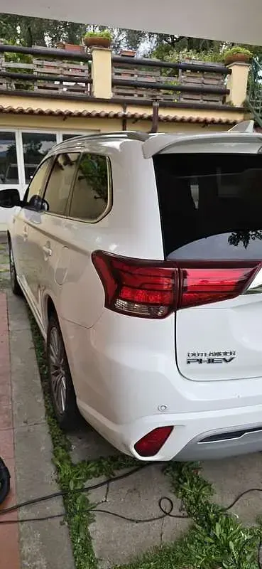 Usata Mitsubishi Outlander P-HEV Instyle 135 CV (99 kW) 2019 Bianco SUV