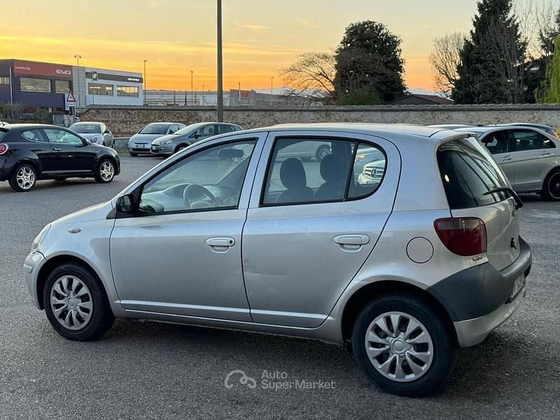 Usata Toyota Yaris 69 CV (50 kW) 2007 Grigio Utilitaria