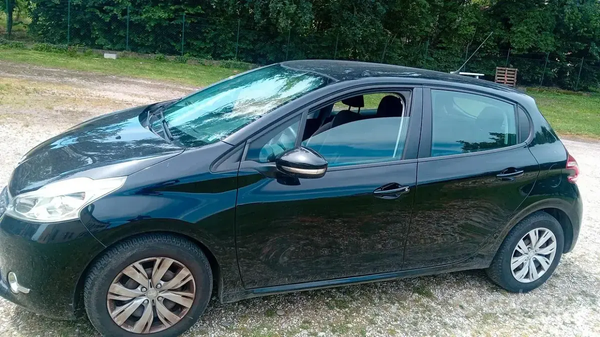 Usata Peugeot 208 68 CV (50 kW) 2013 Nero Utilitaria