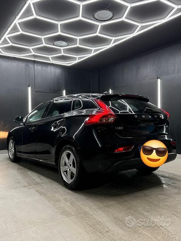 Usata Volvo V40 R-Design 190 CV (139 kW) 2019 Nero Berlina