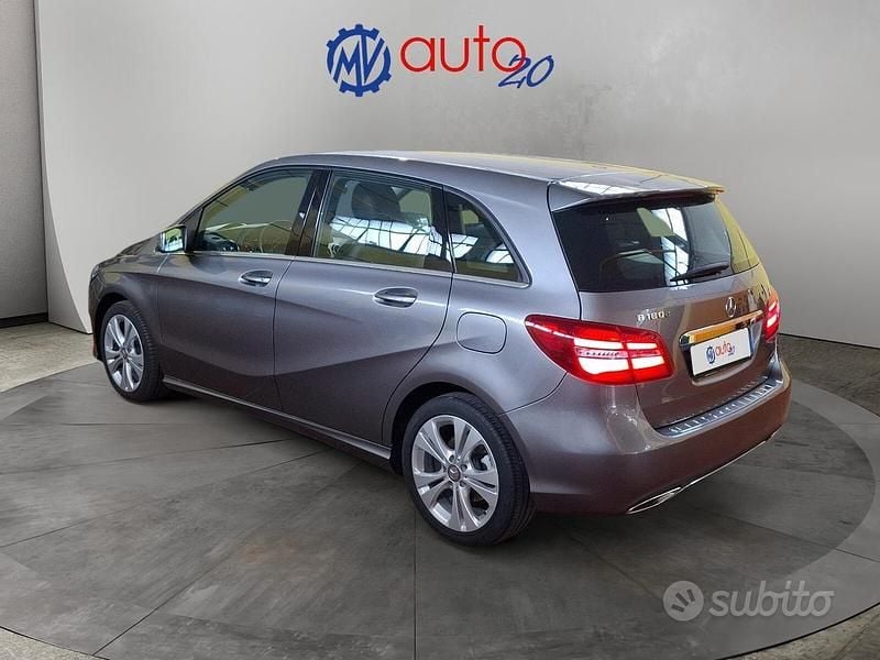 Usata Mercedes B180 109 CV (80 kW) 2017 Grigio Monovolume