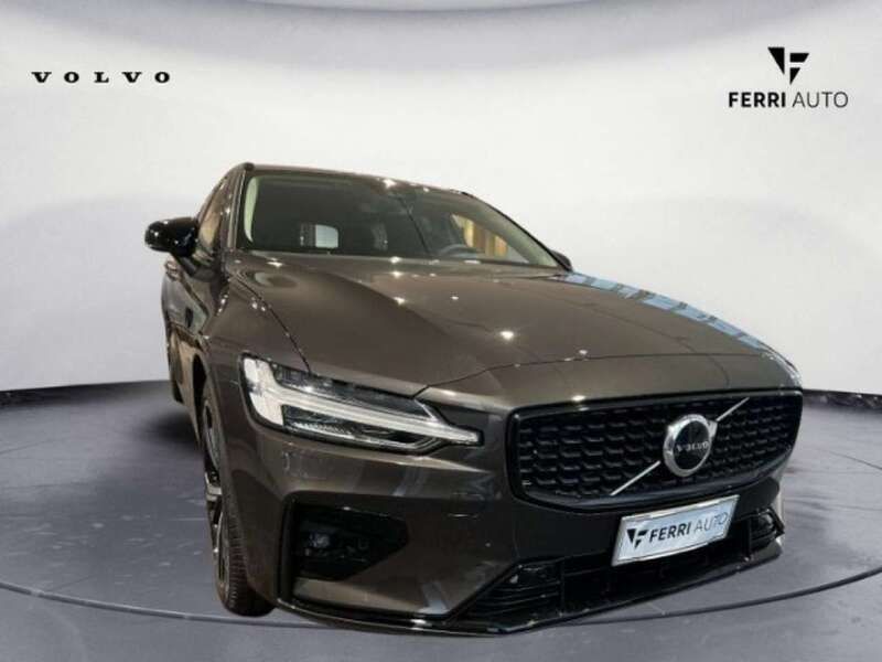 Usata Volvo V60 Plus 197 CV (144 kW) 2023 Grigio scuro Station wagon