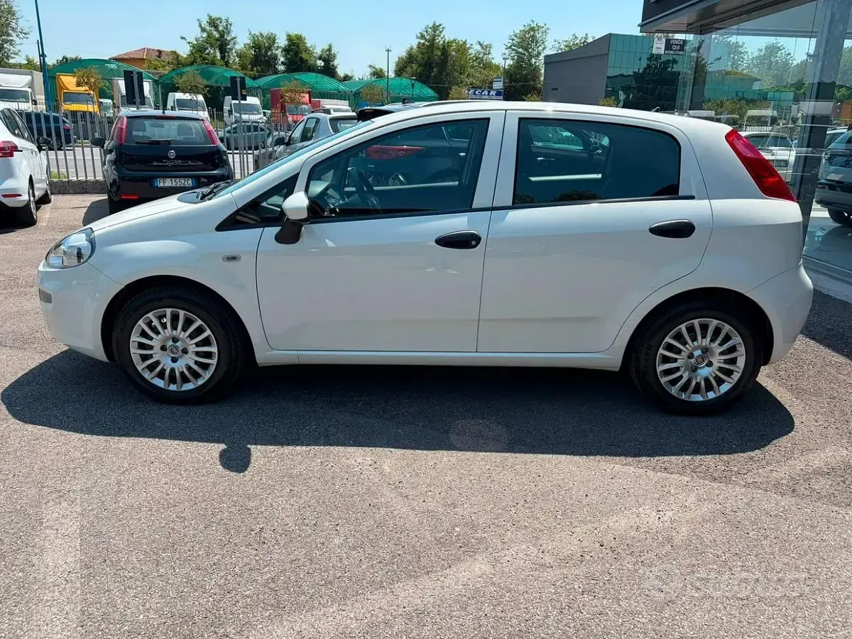 Usata Fiat Punto Street 69 CV (50 kW) 2015 Bianco Utilitaria