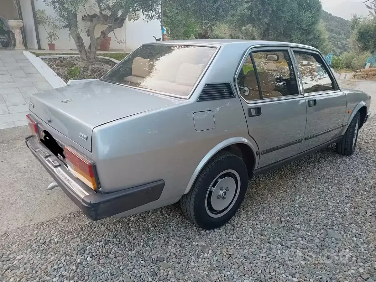 Usata Alfa Romeo Alfetta 125 CV (91 kW) 1982 Grigio Berlina