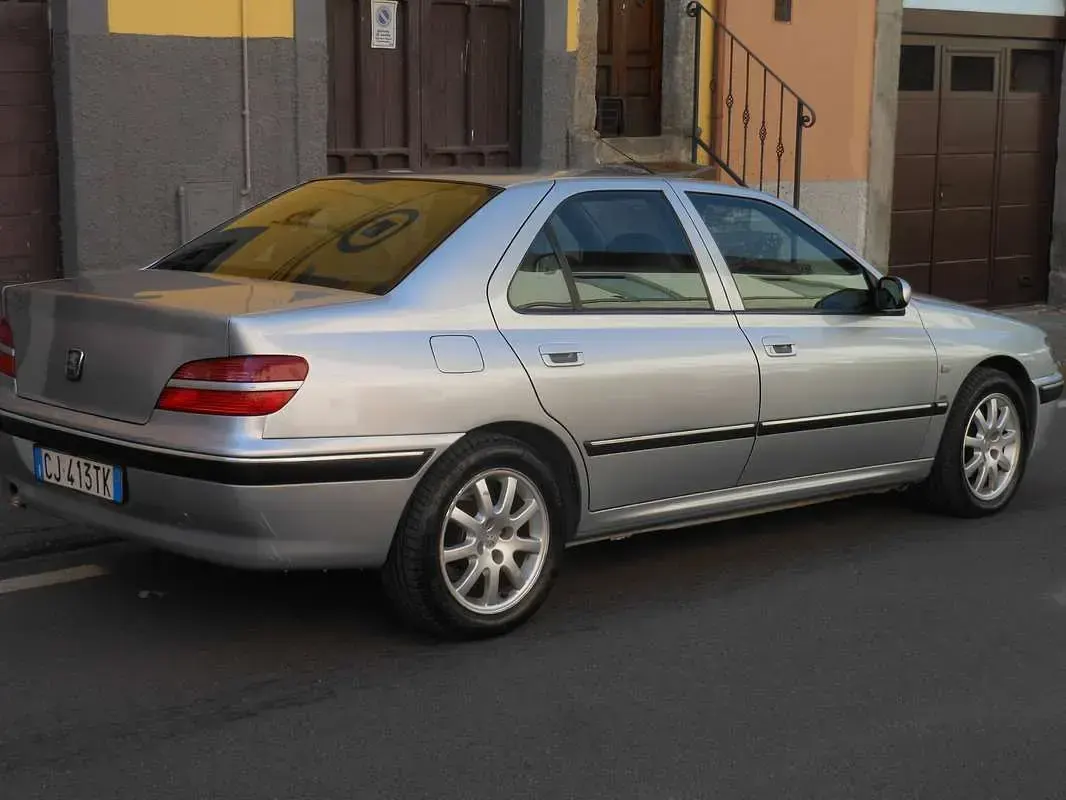 Usata Peugeot 406 133 CV (97 kW) 2003 Argento Berlina