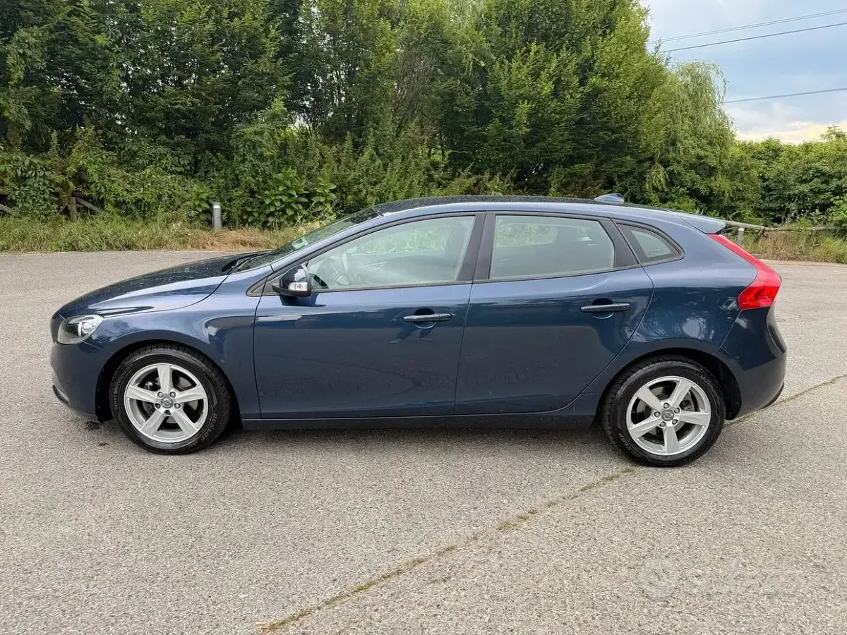 Usata Volvo V40 Momentum 115 CV (84 kW) 2014 Blu Berlina
