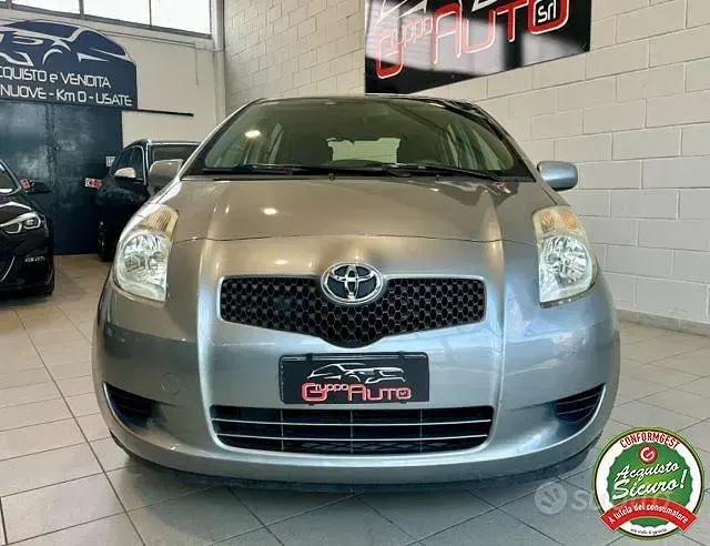 Usata Toyota Yaris Sol 69 CV (50 kW) 2006 Grigio Berlina