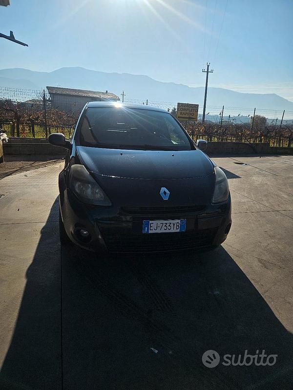 Nero Usata 2011 Renault Clio III Tre volumi | 3500 € (Molto cara) - Immagine 1/4
