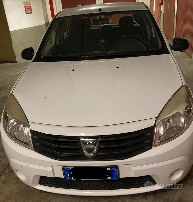 Bianco Usata 2011 Dacia Sandero Tre volumi | 3500 € - Immagine 1/4